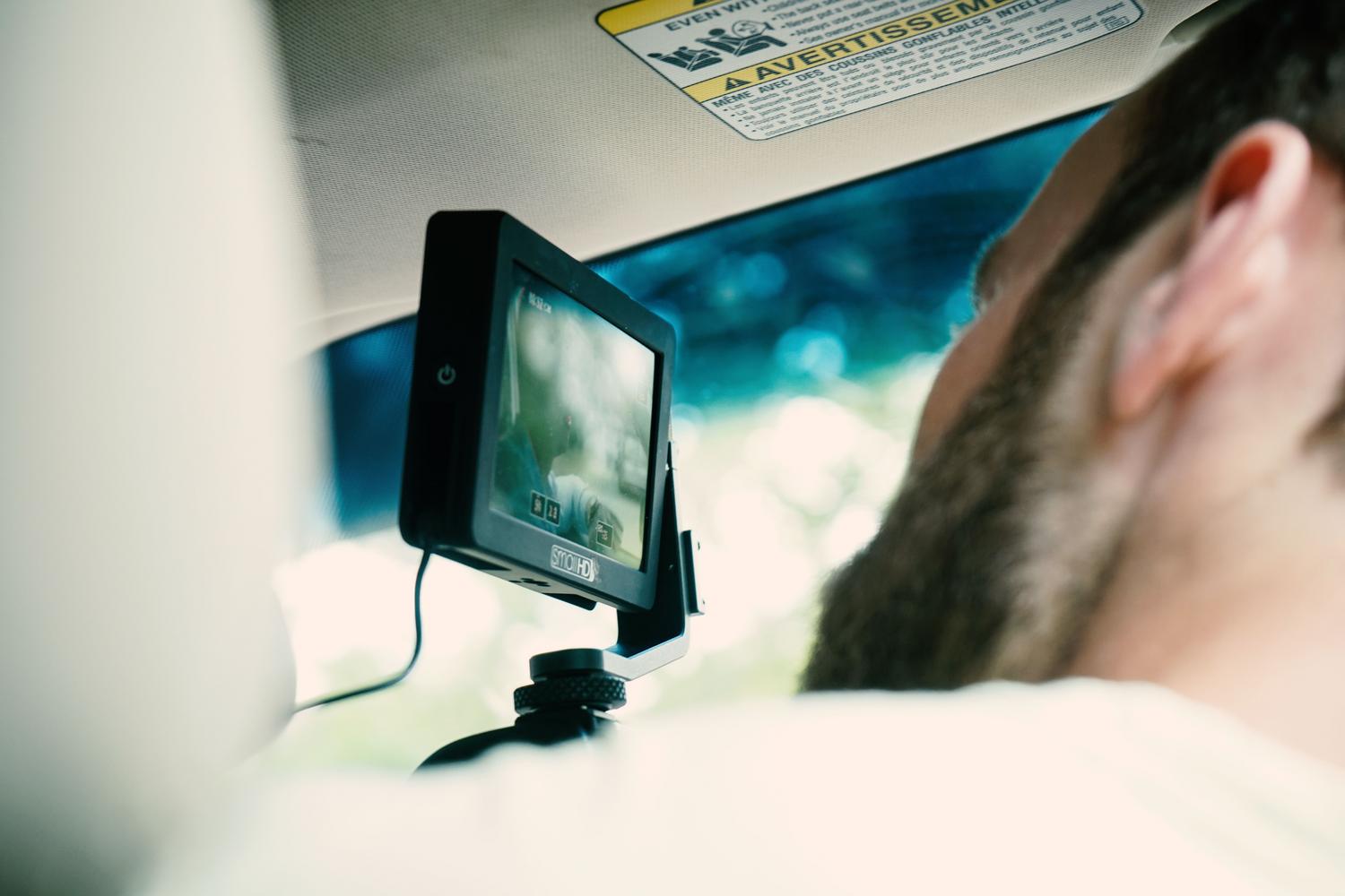 Dashcam instalada en el parabrisas de un coche para vigilancia activa y disuasión.