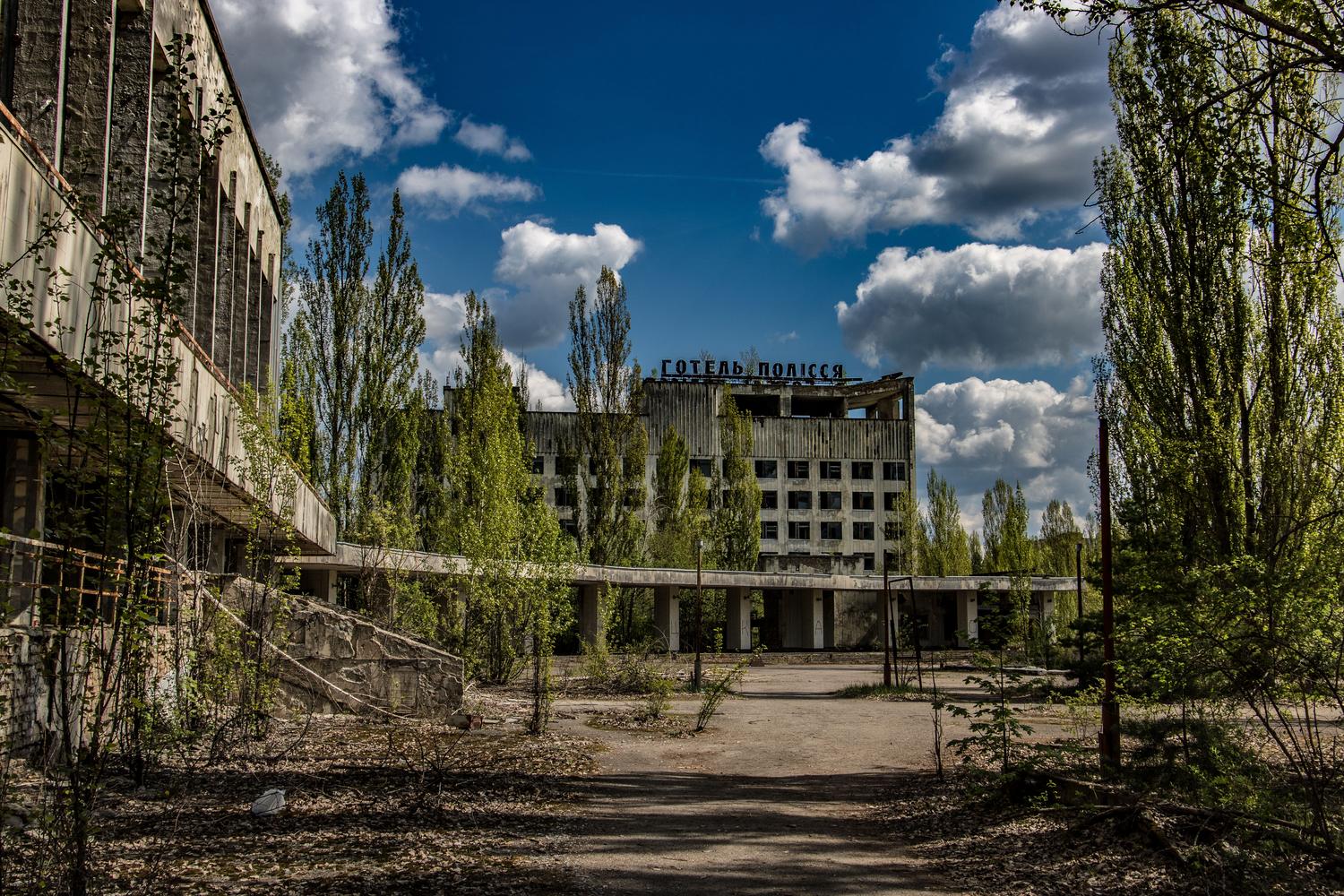 Estructura abandonada en Chernóbil reclamada por la naturaleza, simbolizando el impacto nuclear y la decadencia urbana.