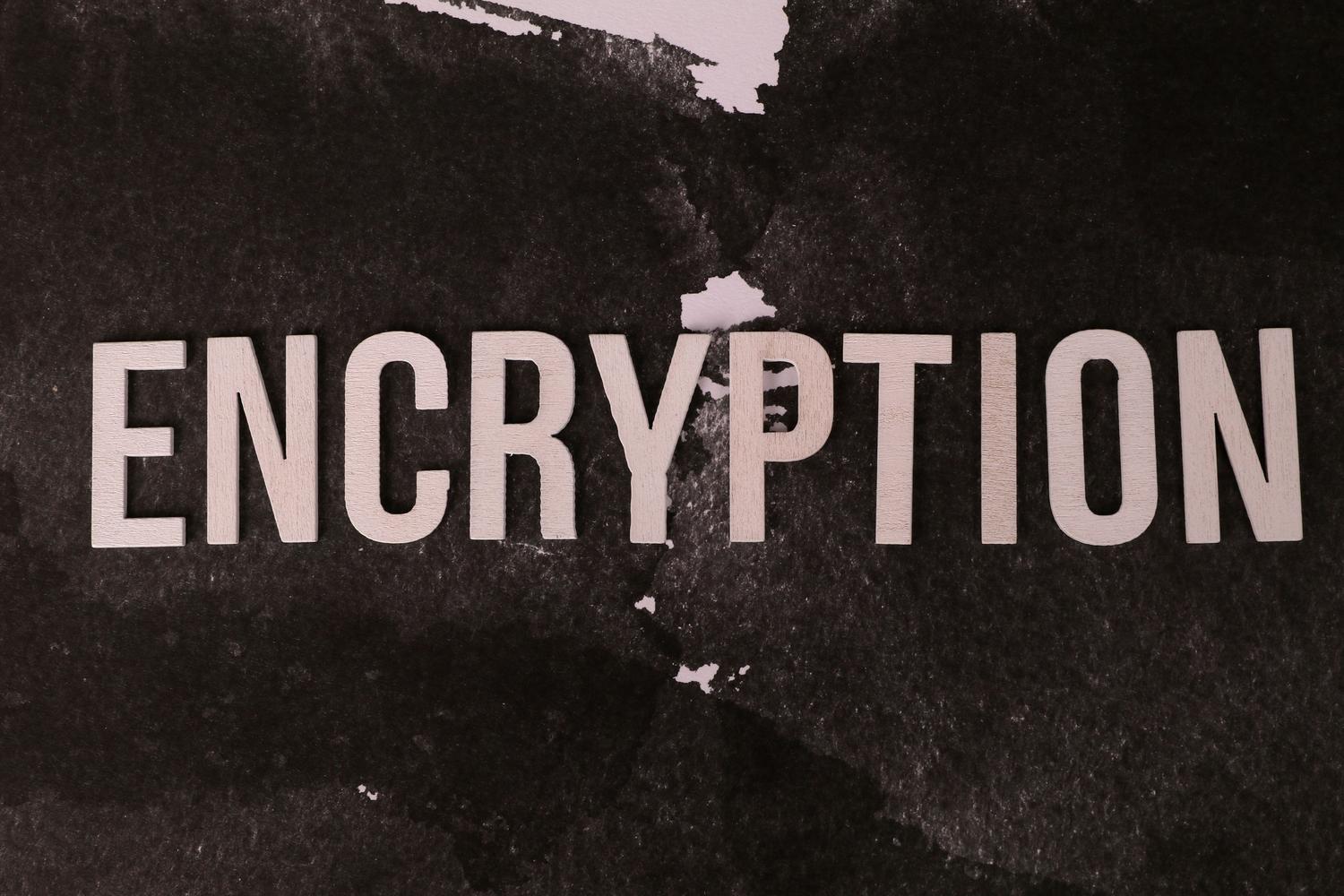 Imagen conceptual con la palabra 'ENCRYPTION' en letras blancas sólidas sobre un fondo oscuro, destacando el cifrado como base de la seguridad.