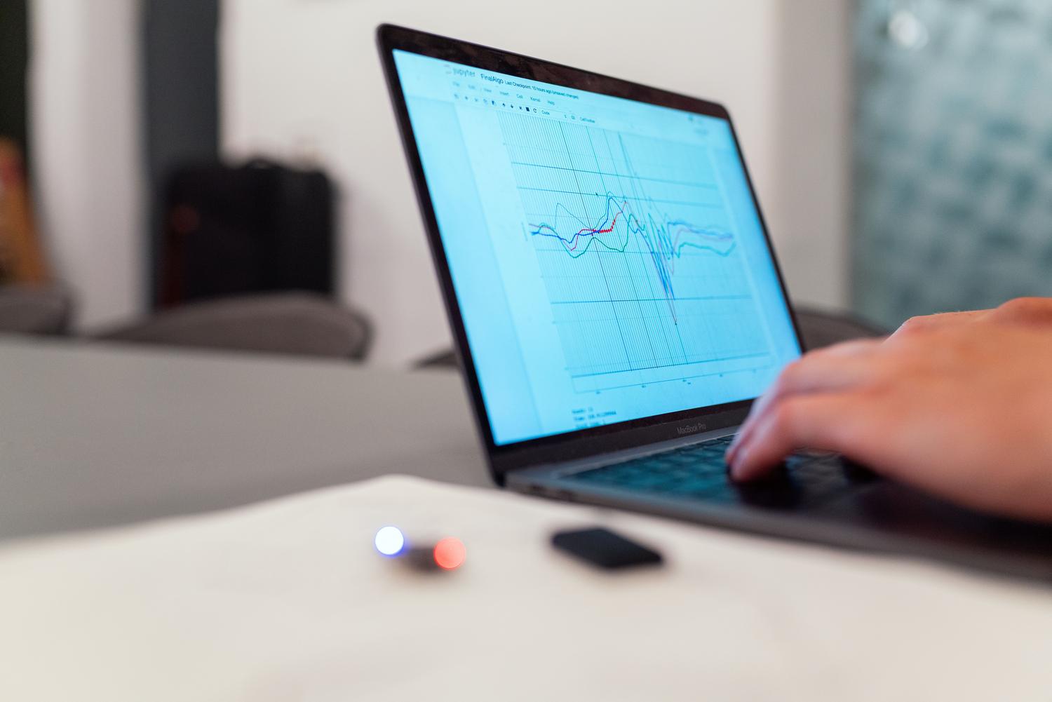 Análisis de gráficas de rendimiento de sistema en la pantalla de un ordenador portátil para monitorizar el uso de recursos y el modo eficiencia.