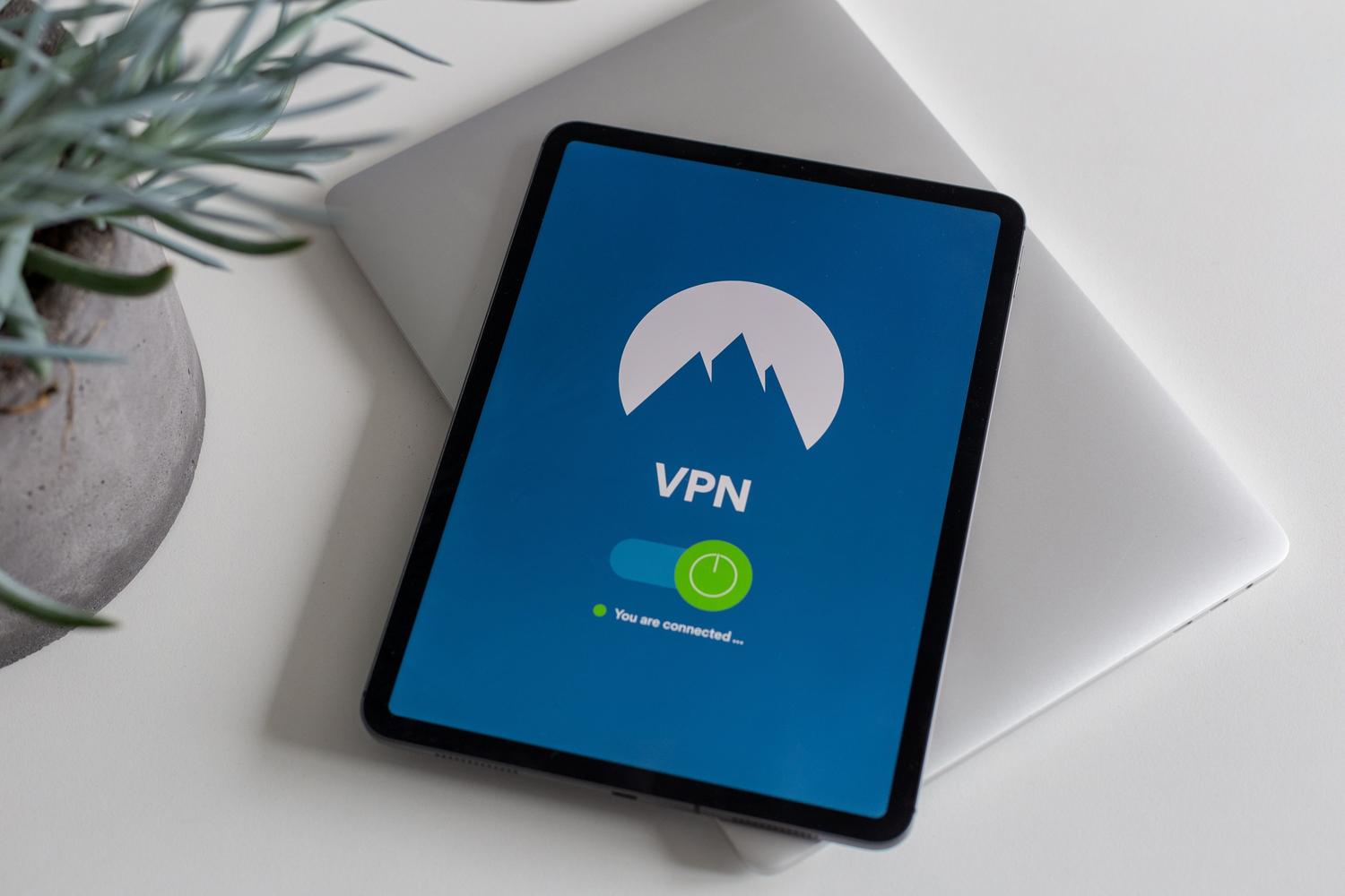 Tablet moderna con una aplicación de VPN conectada, representando la seguridad y el anonimato en la red.