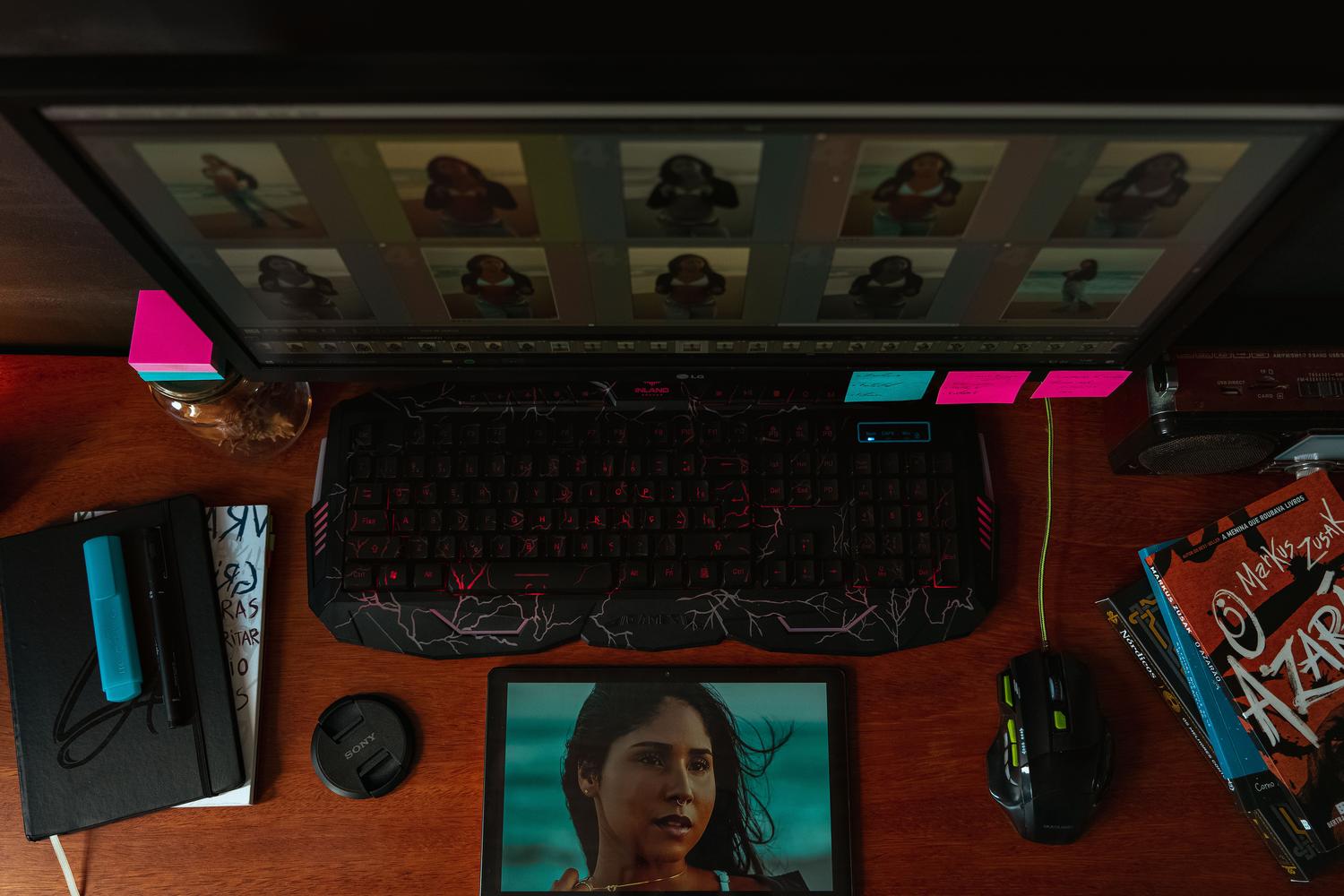 Vista cenital de un espacio de trabajo organizado para edición fotográfica con monitor LG y accesorios creativos