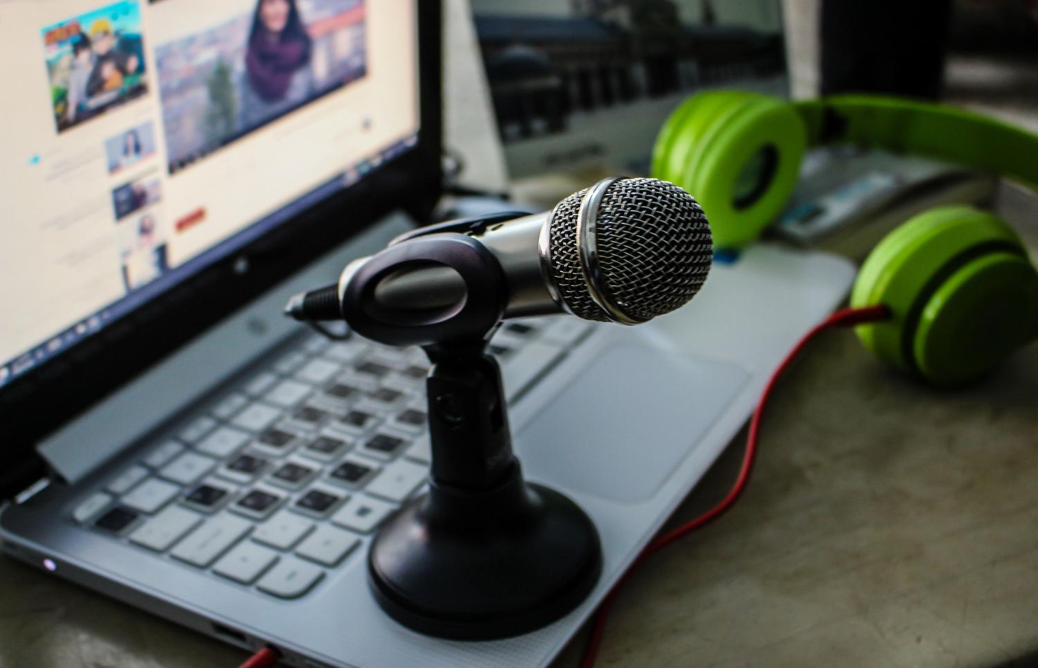 Setup de grabación de audio con micrófono dinámico y ordenador portátil