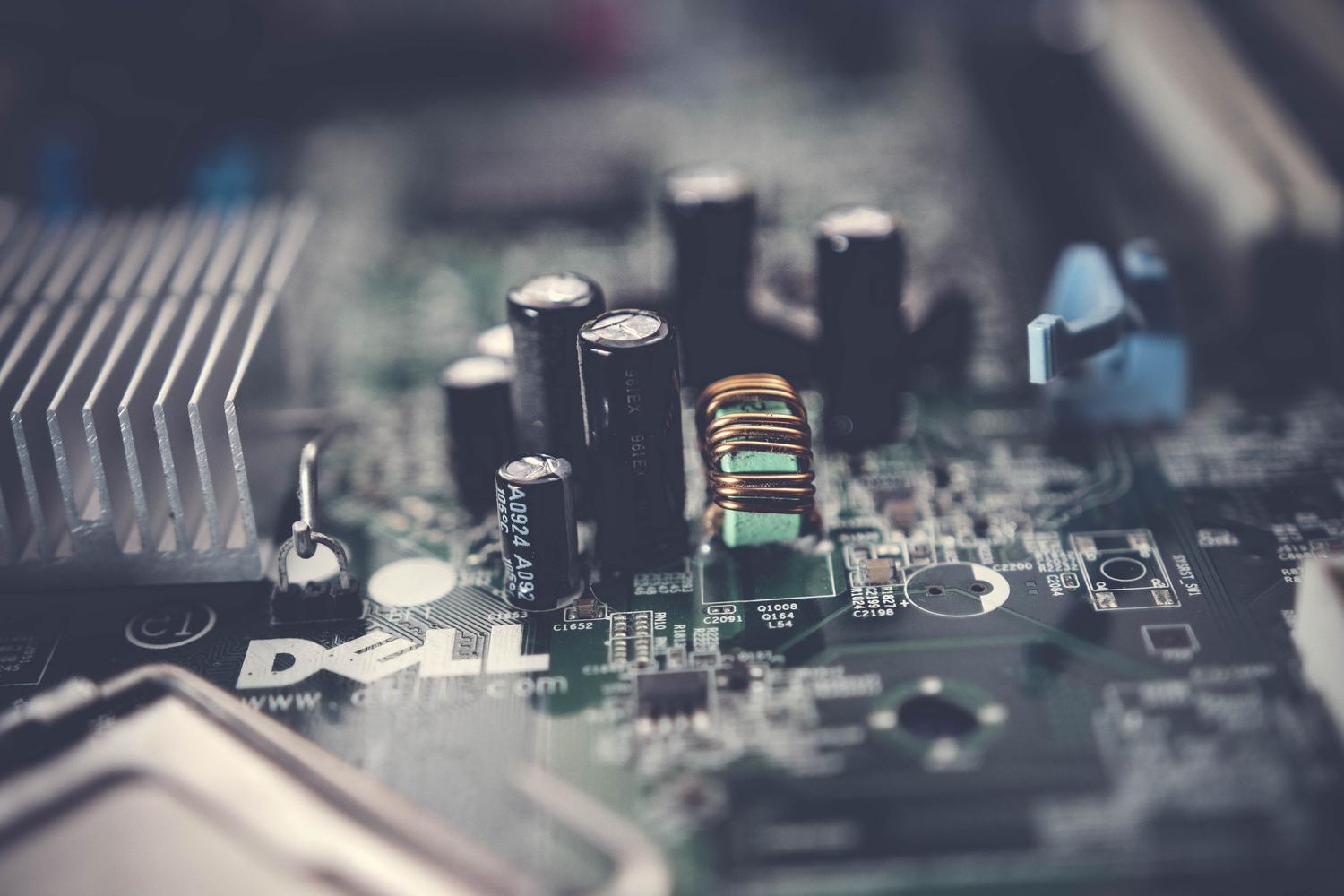 Detalle macro de los condensadores y componentes electrónicos del sistema de regulación de voltaje (VRM) de una placa base