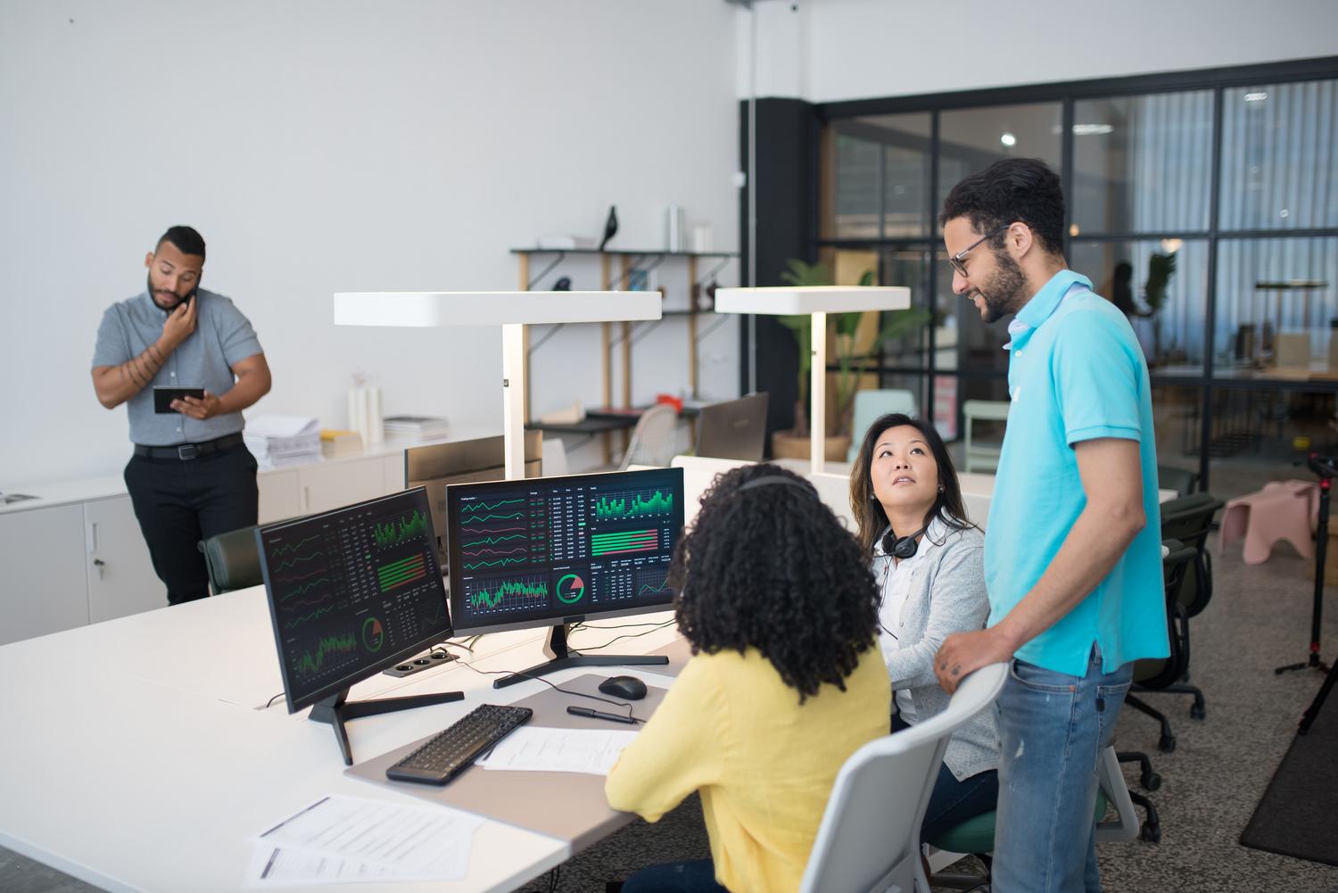 Grupo de profesionales colaborando en un espacio de trabajo moderno, simbolizando la alineación entre los objetivos de negocio y el equipo de TI.