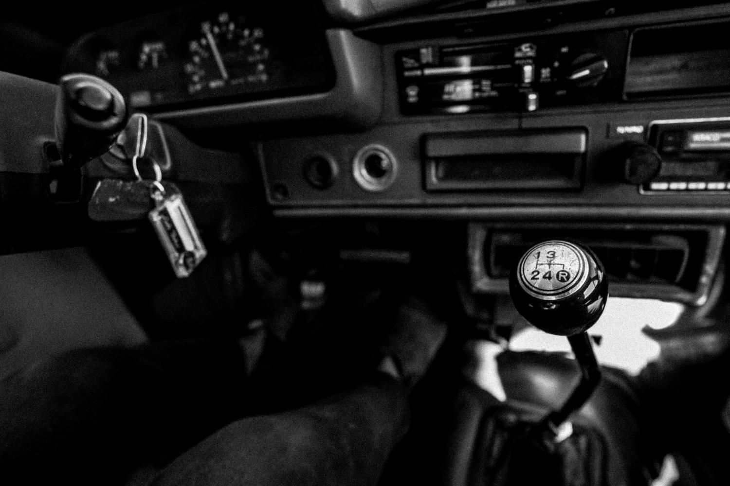 Vista interior de un coche clásico con salpicador analógico y palanca de cambios manual, ilustrando el concepto de revalorización y ganancia patrimonial.