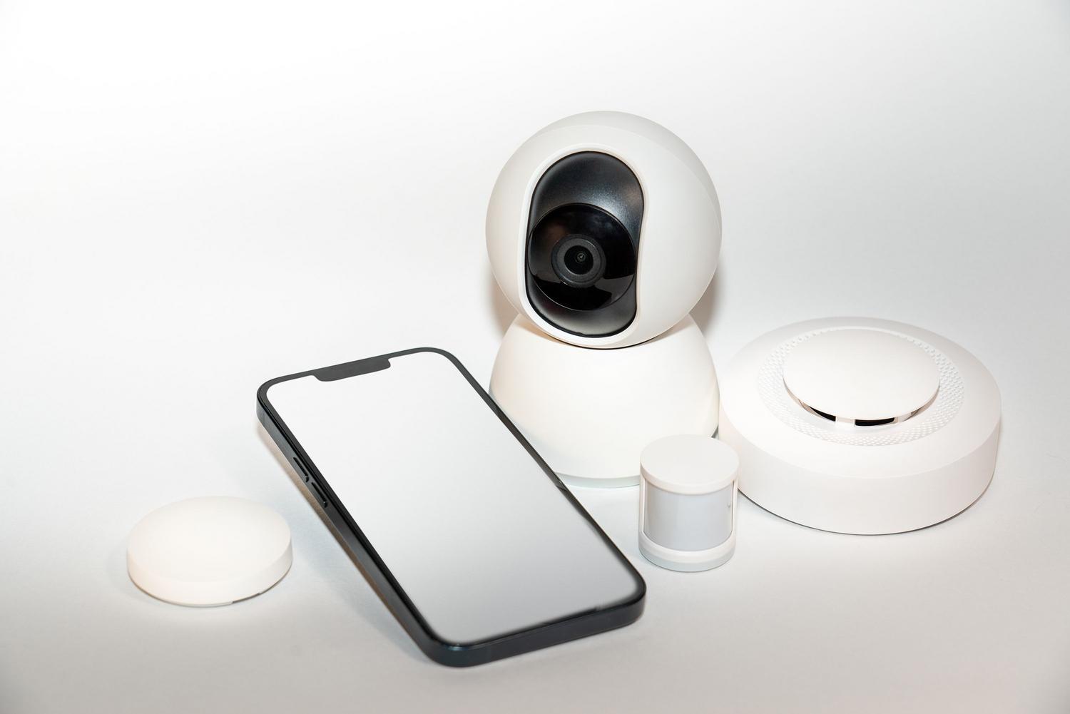 Gestión remota de la seguridad del hogar mediante un smartphone y sensores inteligentes.