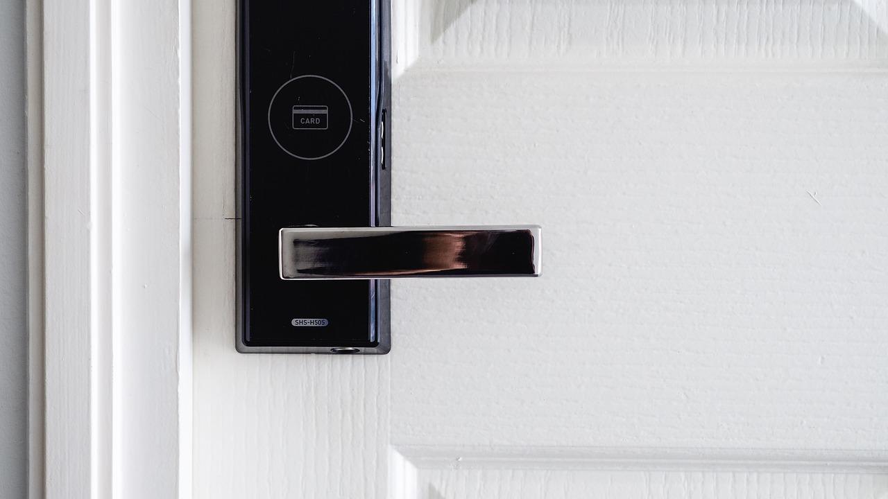 Cerradura inteligente digital instalada en una puerta blanca para un control de acceso avanzado.