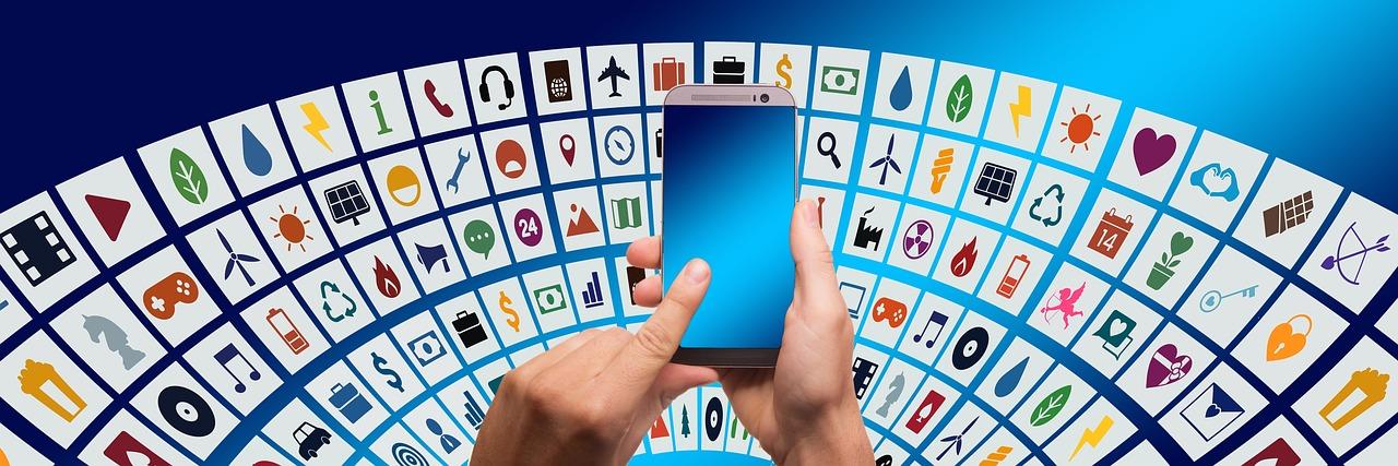Primer plano de un smartphone con iconos de aplicaciones y una interfaz digital, ilustrando el concepto general de App Links y Universal Links.