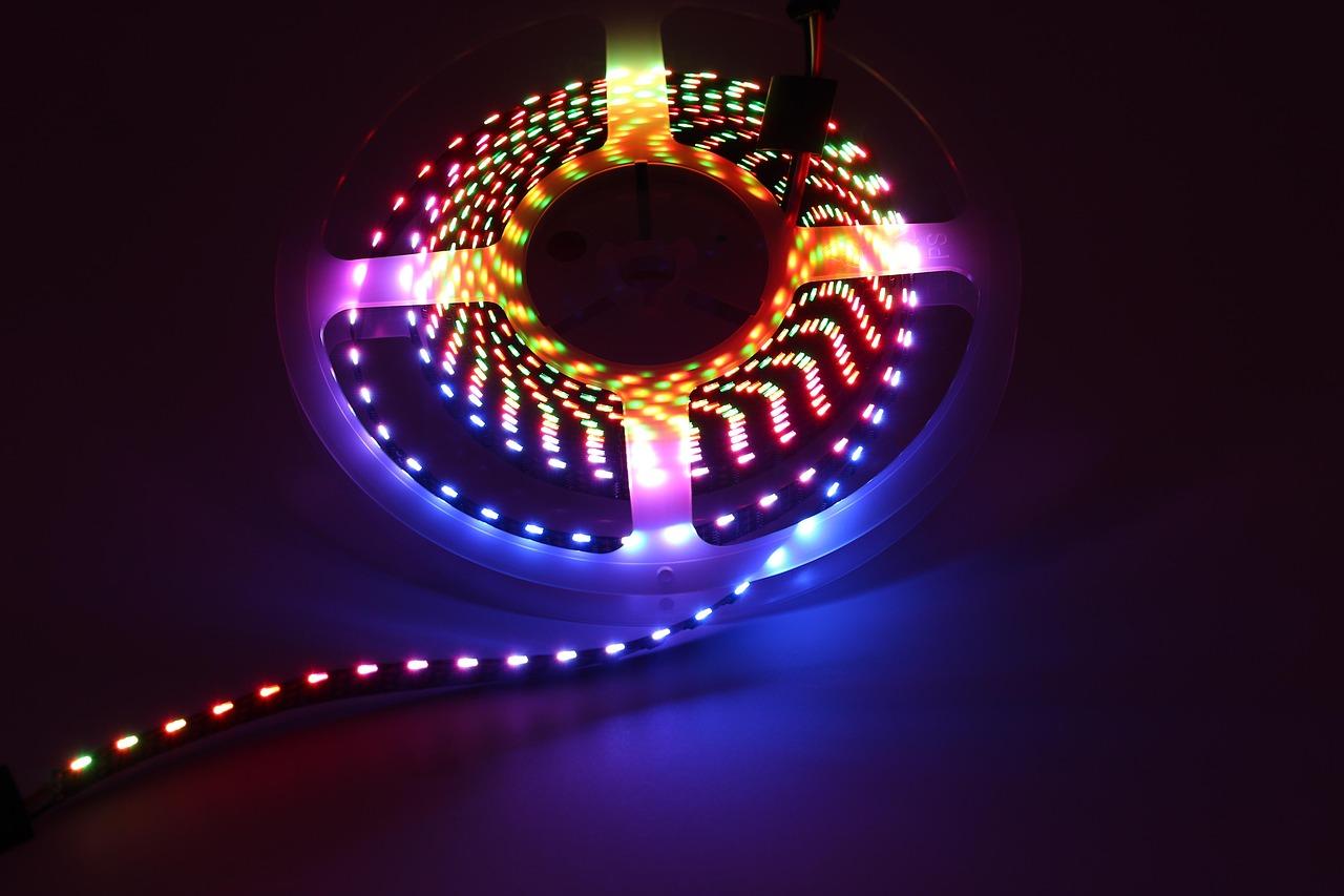 Tira de luces LED digitales multicapa enrollada en un carrete, mostrando la capacidad de control individual de los diodos.