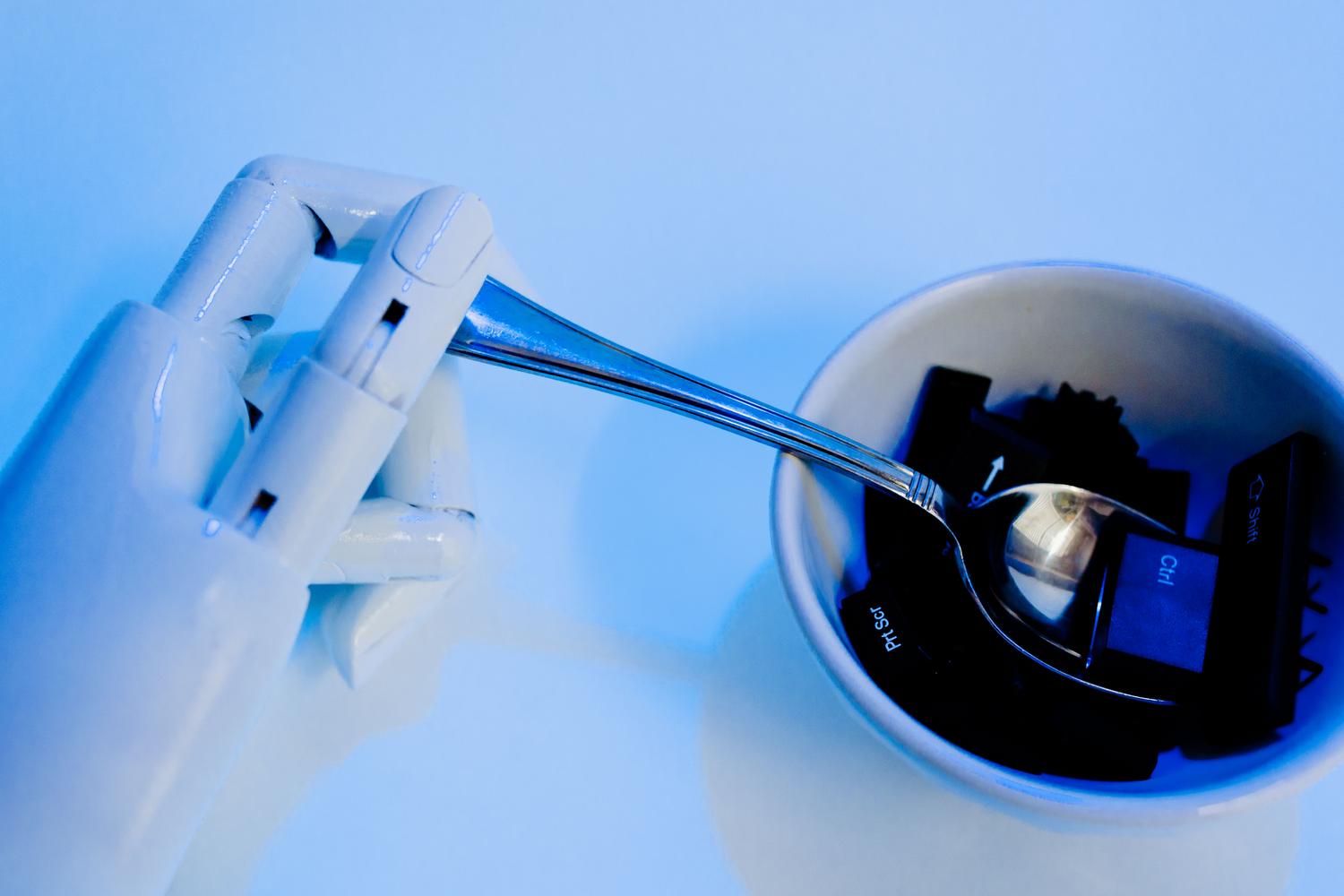 Imagen conceptual de una mano robótica procesando teclas de teclado, simbolizando la automatización de tareas por parte de un empleado digital.