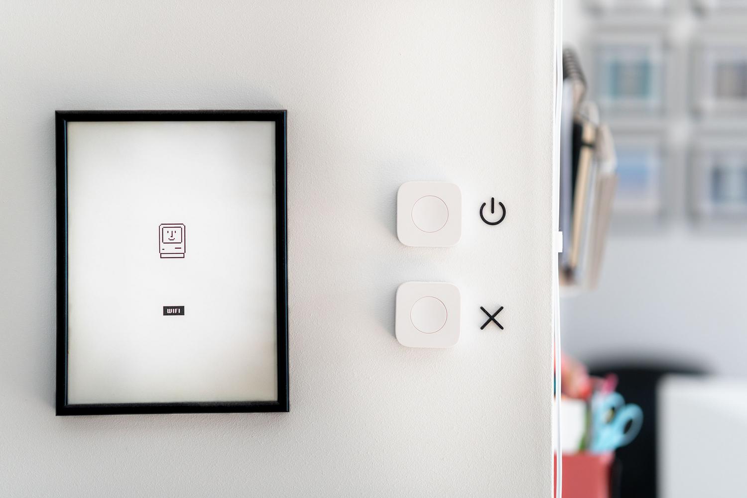 Interior moderno y minimalista con interruptores inteligentes en la pared, representando la estética de un hogar conectado.