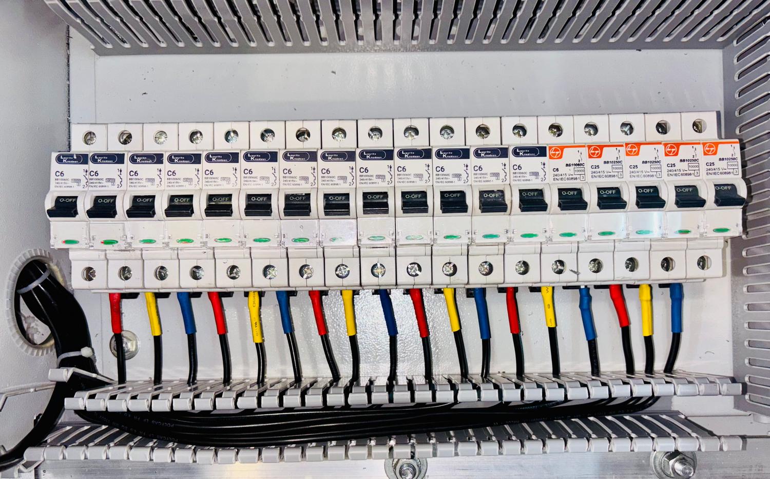 Cuadro eléctrico general con interruptores automáticos y cableado organizado, ideal para ilustrar el paso de cortar la corriente.