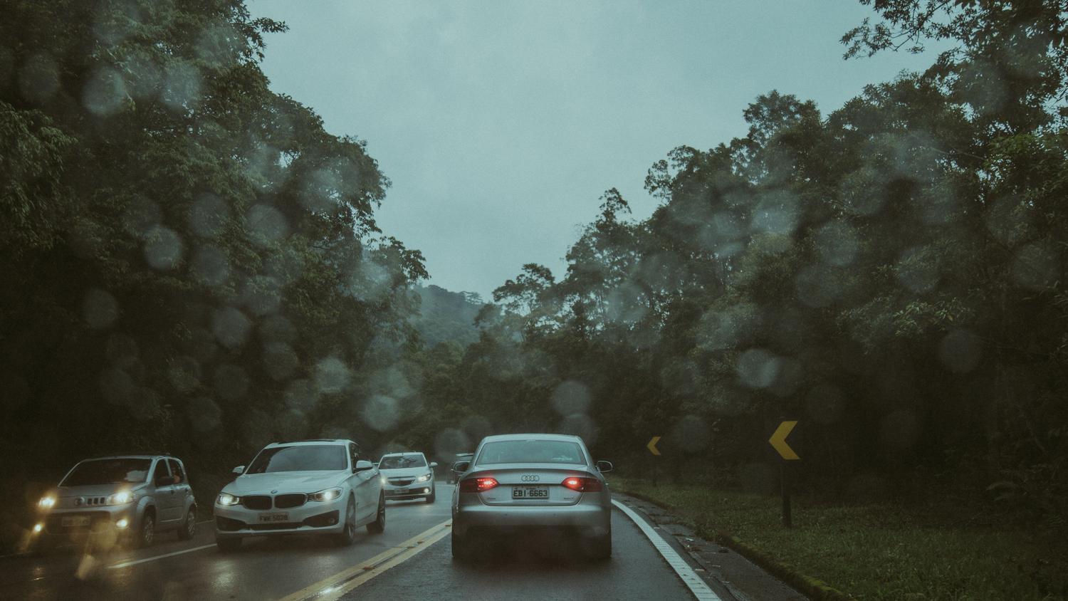 Carretera mojada bajo la lluvia con visibilidad reducida, ilustrando una situación donde no se debe usar el control de crucero.