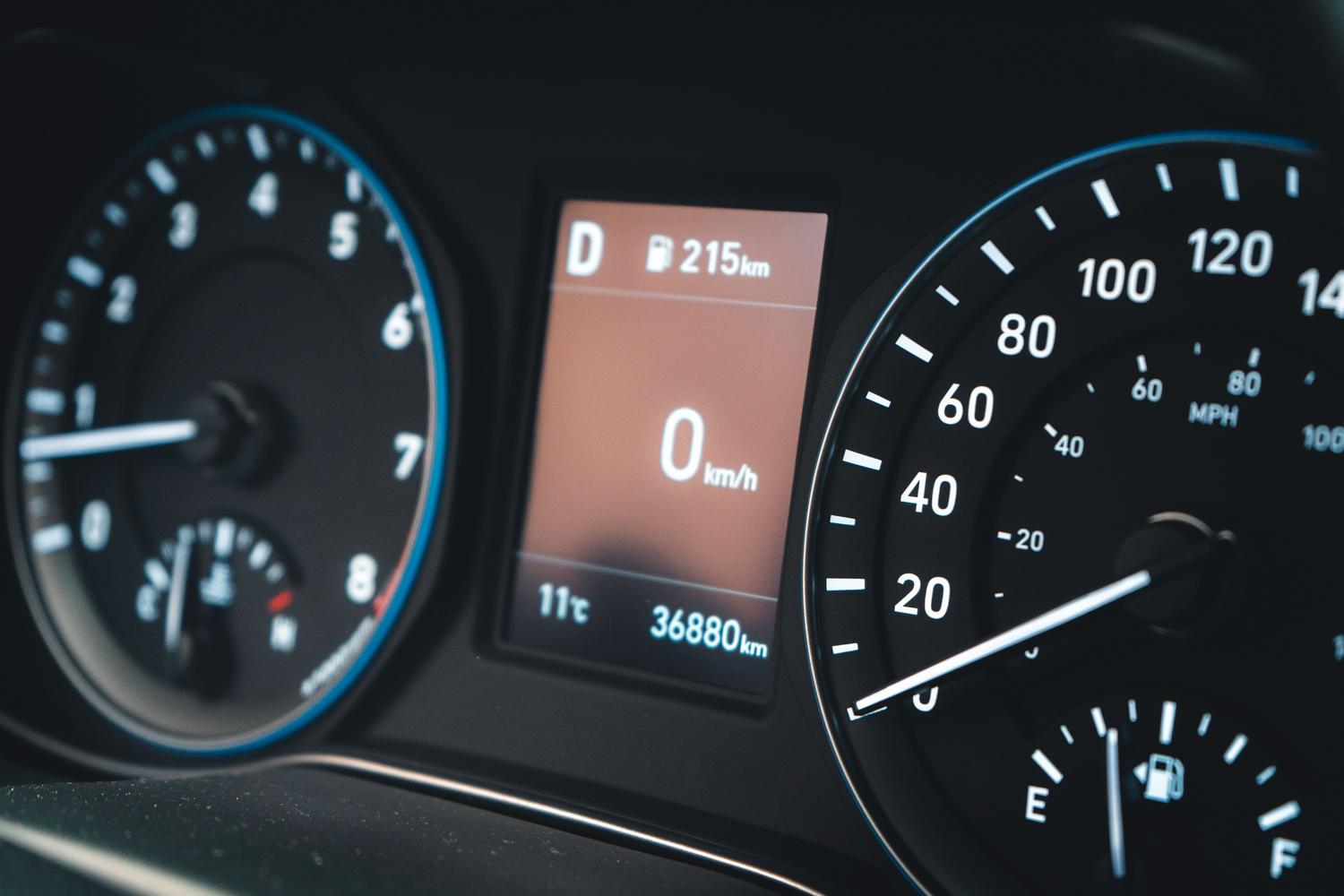 Panel de instrumentos digital de un coche moderno, mostrando la tecnología de asistencia a la conducción.