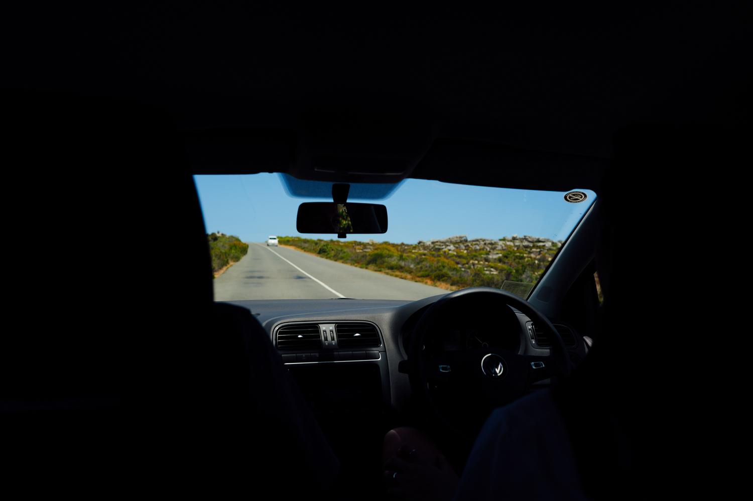 Paisaje de carretera abierta desde la perspectiva del conductor, representando la reducción de fatiga en viajes largos.