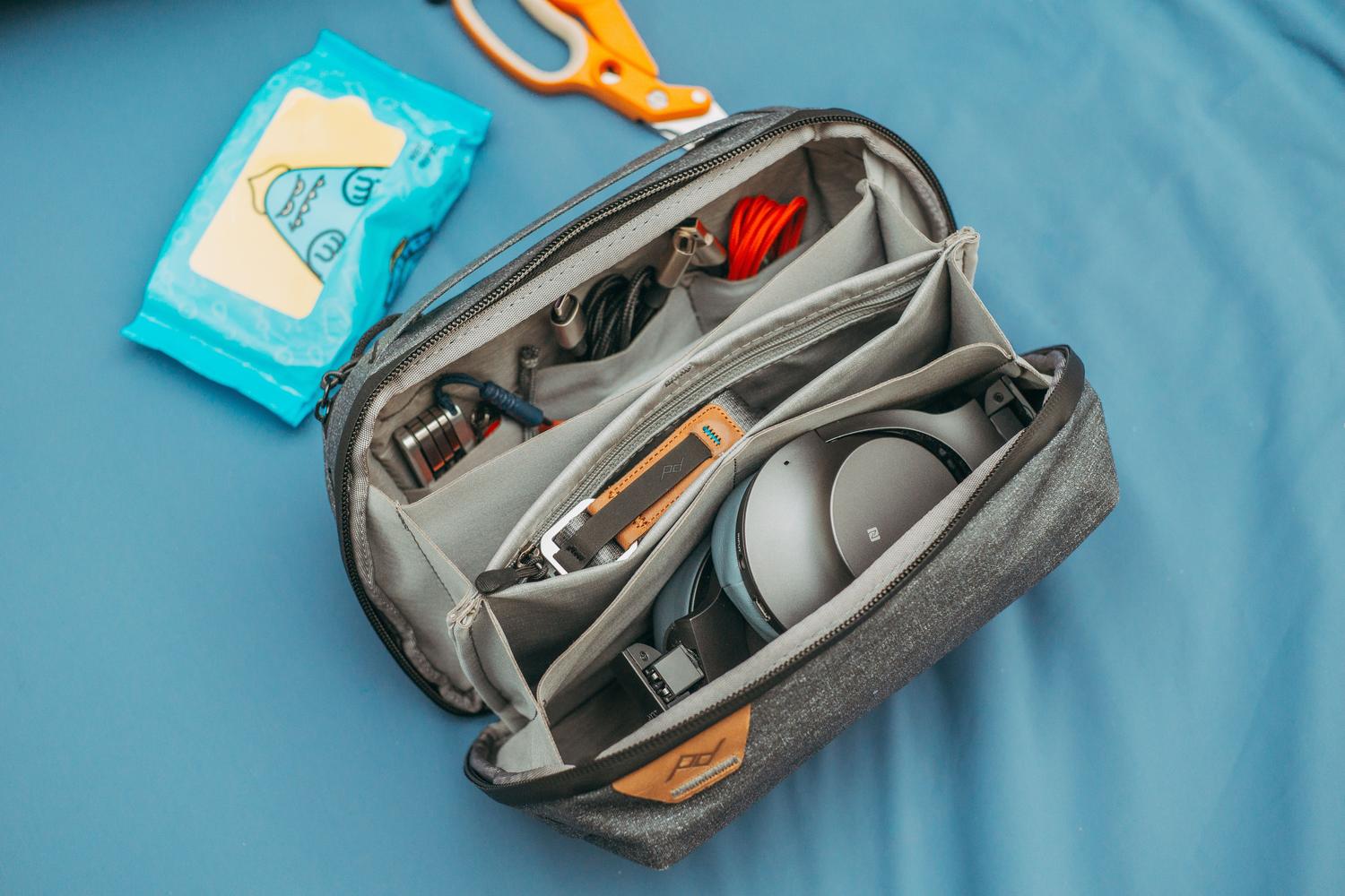 Organizador de cables y accesorios tecnológicos para viajes