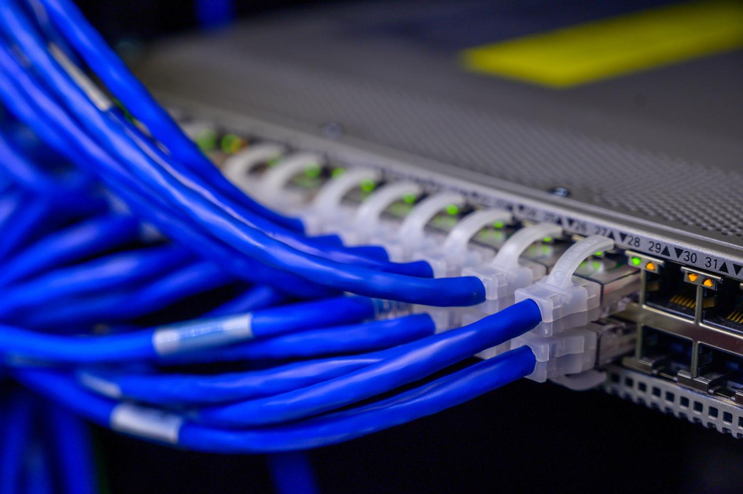 Cableado estructurado de alta velocidad en un centro de datos, representando el uso de categorías profesionales como Cat 6A o Cat 7.