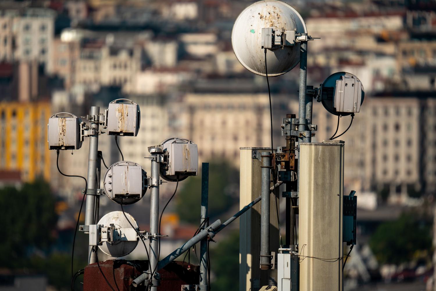 Antenas de telecomunicaciones en una azotea urbana, representando los retos y costes del despliegue de nodos en las ciudades.