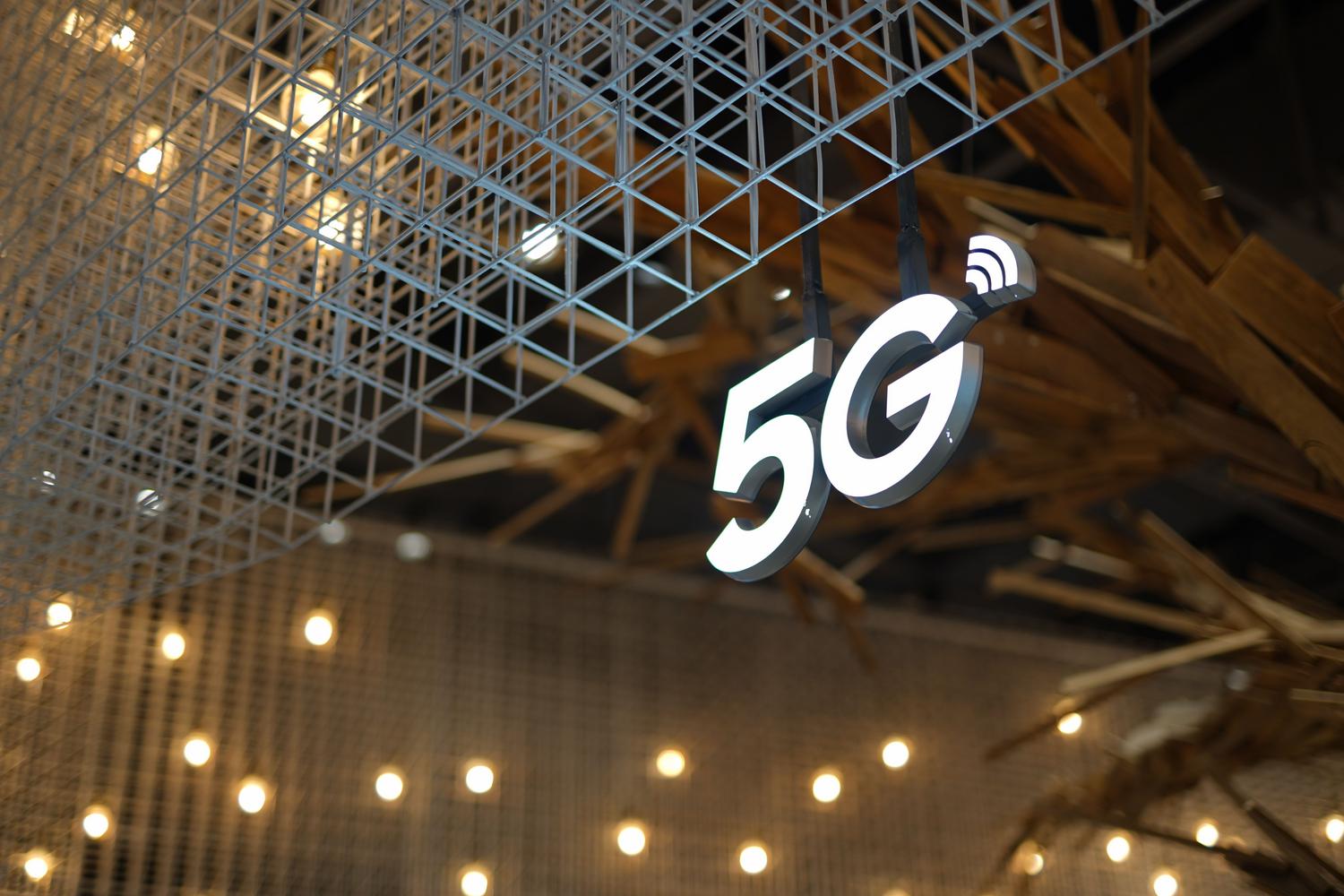 Letrero luminoso de 5G en un entorno moderno, representando la llegada de la nueva generación de redes móviles.